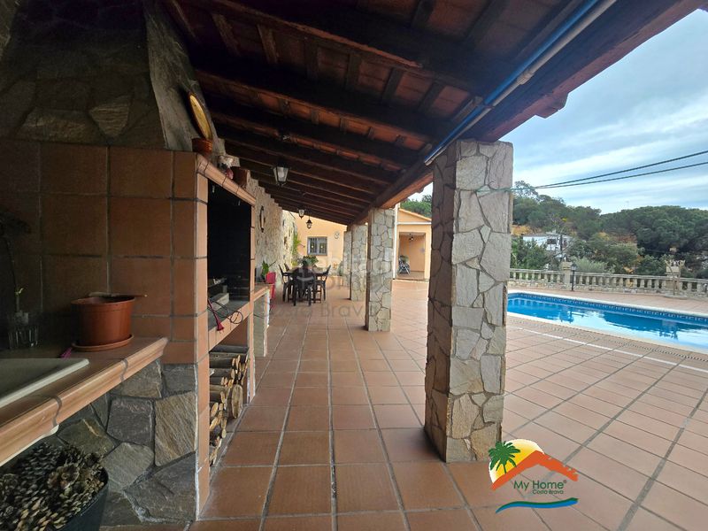 Foto 6d6ac236-8abc-472f-a32a-0e06508e7fa1. Casa amb xemeneia aparcament piscina a Aiguaviva Parc Vidreres