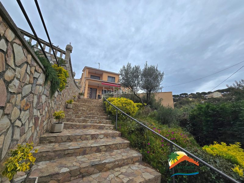 Foto 747dc110-b3d7-4b58-967a-7b4b1d898bfb. Casa amb xemeneia aparcament piscina a Aiguaviva Parc Vidreres