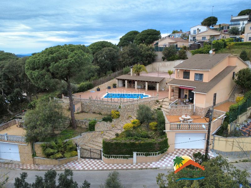 Foto 8a366e31-f46a-4f85-92a7-e30b8677cd26. Casa amb xemeneia aparcament piscina a Aiguaviva Parc Vidreres