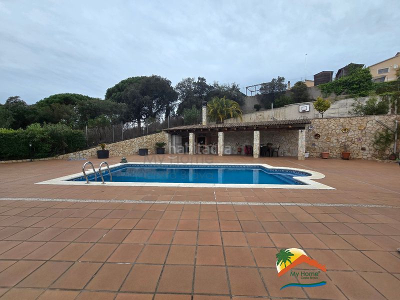 Foto 8a939611-21b0-4faa-83a4-7243d36d372c. Casa amb xemeneia aparcament piscina a Aiguaviva Parc Vidreres