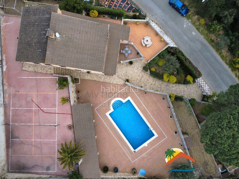 Foto ab910f1d-e8f4-40d8-9ecb-17758e1fccee. Casa amb xemeneia aparcament piscina a Aiguaviva Parc Vidreres