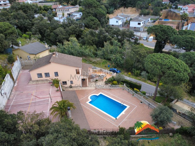 Foto bbbe2348-3b78-409b-8ad8-1e6ebccd76ff. Casa amb xemeneia aparcament piscina a Aiguaviva Parc Vidreres