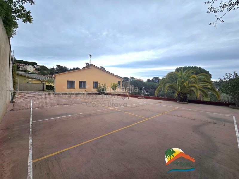 Foto c3e1b767-7e8e-4baa-a073-0ef01b278d50. Casa amb xemeneia aparcament piscina a Aiguaviva Parc Vidreres