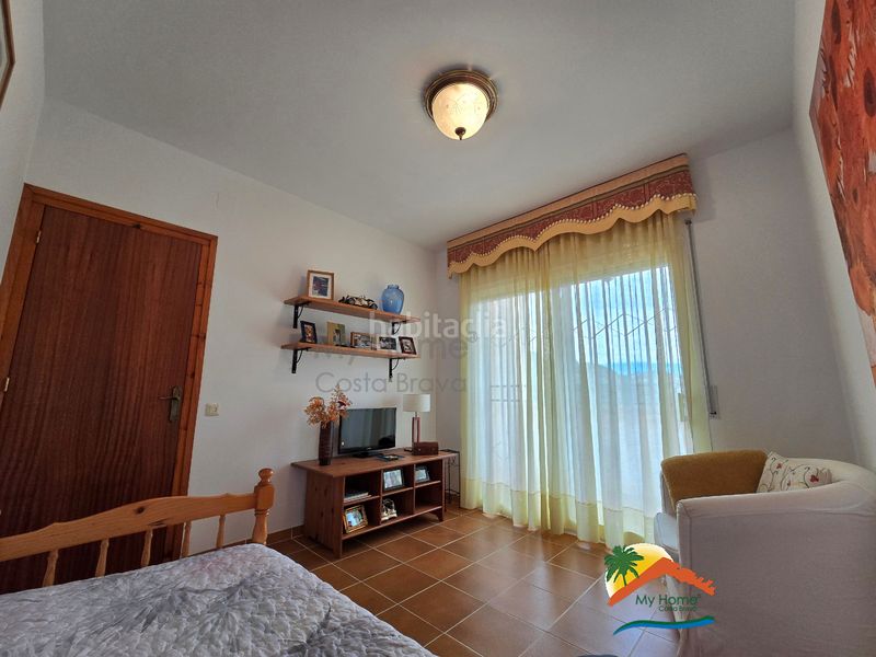 Foto deceed5d-6453-4b87-bf05-3d51594ef2a0. Casa amb xemeneia aparcament piscina a Aiguaviva Parc Vidreres