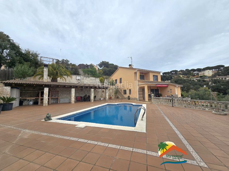 Foto ee28f015-6209-442b-91f4-328487ba1387. Casa amb xemeneia aparcament piscina a Aiguaviva Parc Vidreres