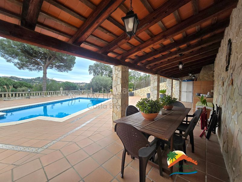 Foto f1124bb9-464e-49d4-833d-71d012c7a4fe. Casa amb xemeneia aparcament piscina a Aiguaviva Parc Vidreres