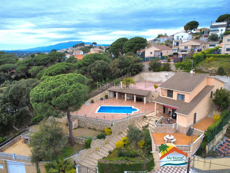 Foto fcb4a89e-0384-4e19-8880-61ae0579f12d. Casa amb xemeneia aparcament piscina a Aiguaviva Parc Vidreres