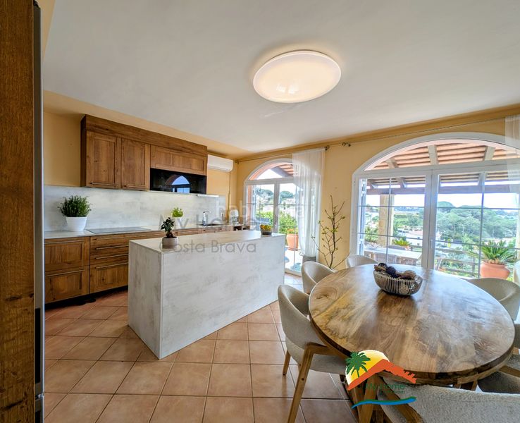 Foto 8bbbdce5-ae47-4814-9612-419aa0088e0c. Casa amb xemeneia calefacció aparcament piscina a Vidreres