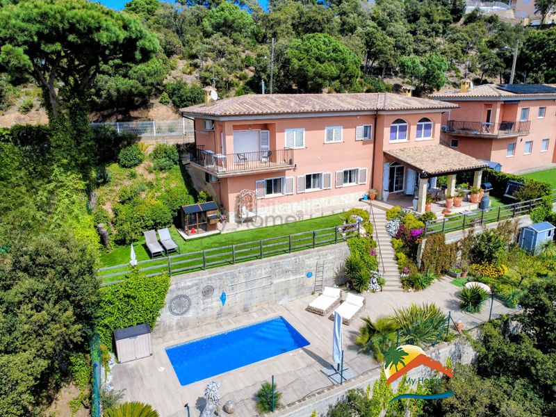 Foto ec3e889e-3894-45c8-b5d8-e842f89bb08e. Casa amb xemeneia calefacció aparcament piscina a Vidreres