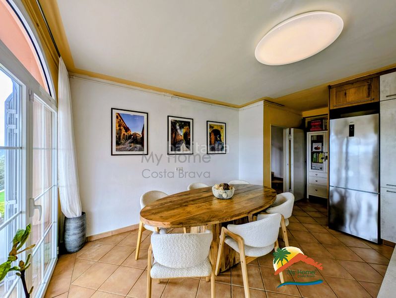 Foto f90921f8-4798-405c-b90f-7f970e65b712. Casa amb xemeneia calefacció aparcament piscina a Vidreres