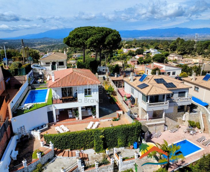 Foto 1d7c8669-7d75-47ba-a162-e43174381d7d. Casa amb xemeneia calefacció aparcament piscina a Vidreres