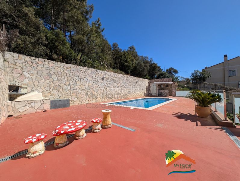Foto 8485ebde-f62a-4d0c-8935-697f4f20528c. Casa amb xemeneia calefacció aparcament piscina a Vidreres