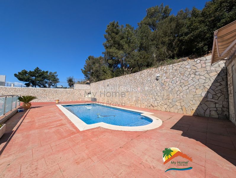 Foto f8ab4e63-9c3b-4c9d-92a7-3db42db319f8. Casa amb xemeneia calefacció aparcament piscina a Vidreres