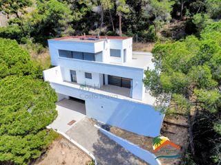 Haus in Serra Brava. R02619 casa contempor�nea con vistas al mar y zonas verdes en fo