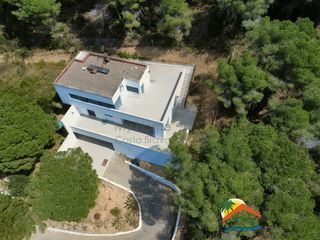 Casa in Serra Brava. R02619 casa contemporánea con vistas al mar y zonas verdes en fo