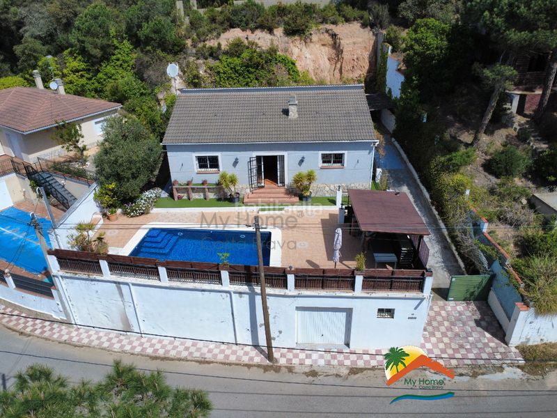 Foto 6a89e555-9d6e-4bdd-a20c-ff95c6f82e28. Casa amb xemeneia aparcament piscina a Aiguaviva Parc Vidreres