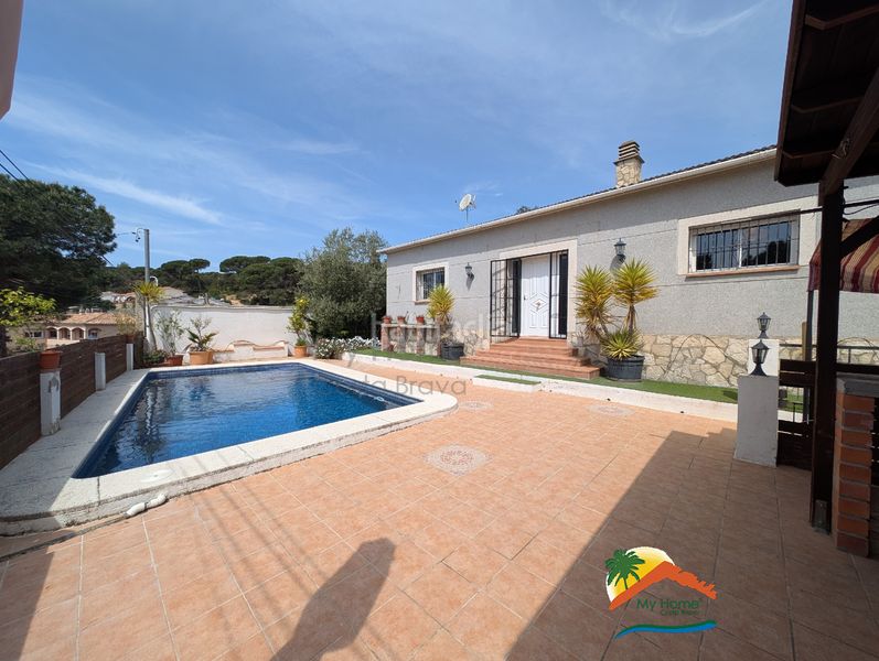Foto 76060c16-81d0-4bb1-a9bd-b56af0273207. Casa amb xemeneia aparcament piscina a Aiguaviva Parc Vidreres