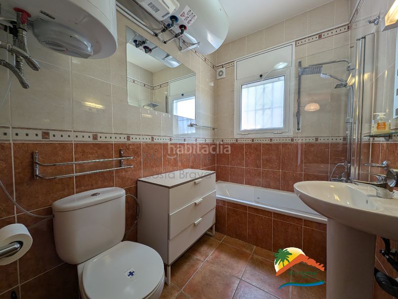 Foto 815c94c0-adb0-4a97-a332-054317a032d8. Casa amb xemeneia aparcament piscina a Aiguaviva Parc Vidreres