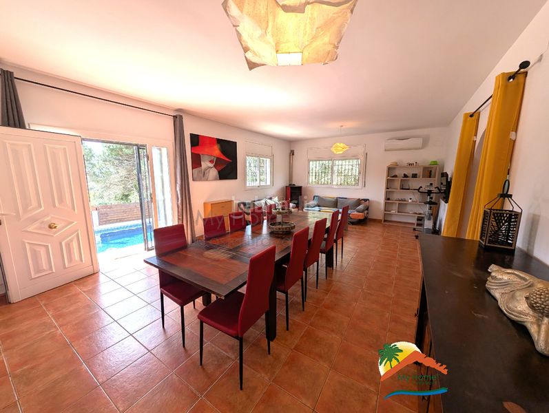 Foto d776400f-57b0-4271-b30a-58027f1a0571. Casa amb xemeneia aparcament piscina a Aiguaviva Parc Vidreres
