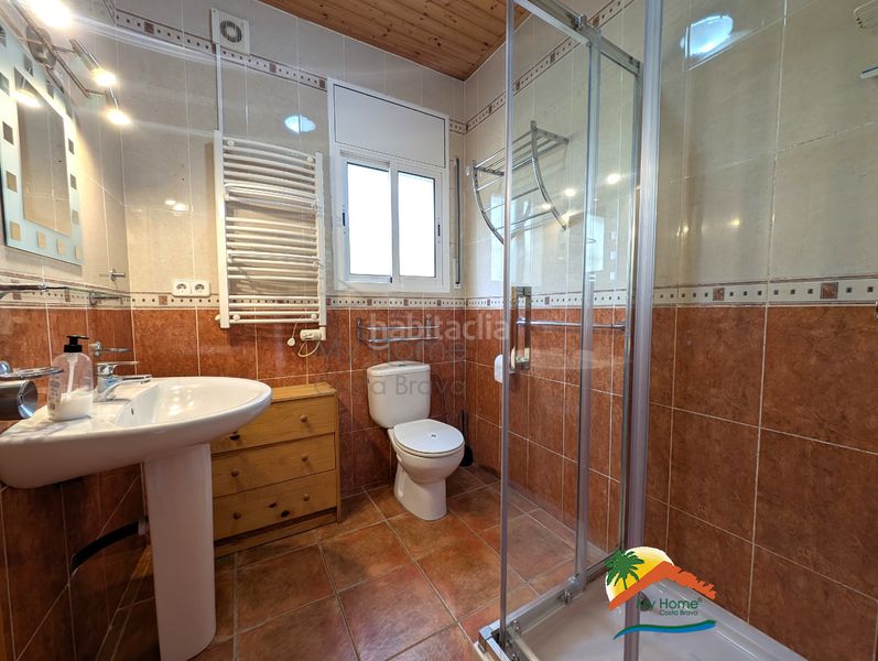 Foto e2440cfd-e05b-41cf-8518-99380dab2f12. Casa amb xemeneia aparcament piscina a Aiguaviva Parc Vidreres