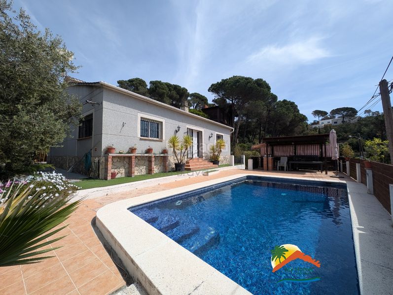 Foto e9144550-66a1-4871-9078-91a2d00fb85b. Casa amb xemeneia aparcament piscina a Aiguaviva Parc Vidreres