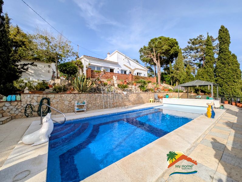 Foto 117d5492-2754-4c4b-8c2c-ee306c2ff22a. Casa amb xemeneia aparcament piscina a Lloret Blau - La Creu de Lloret Lloret de Mar