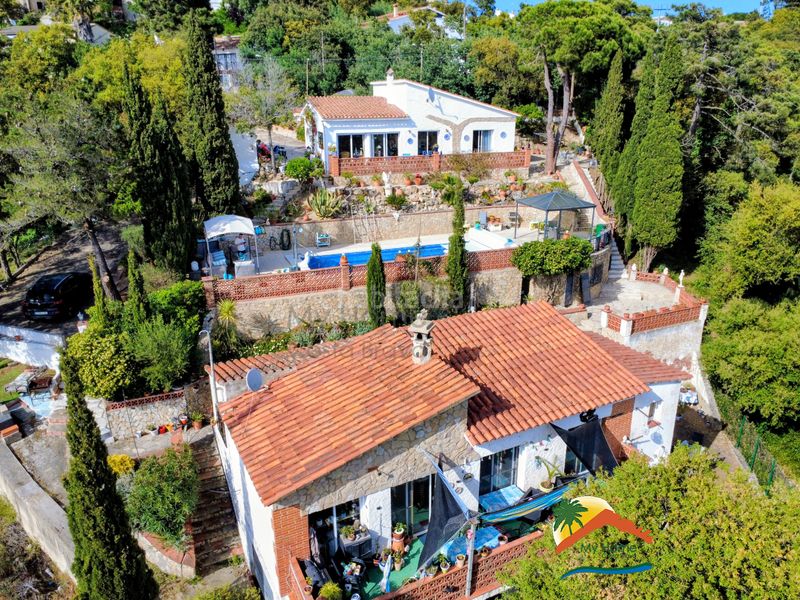 Foto 5620b53a-4685-4945-ab7a-fd9800546d16. Casa amb xemeneia aparcament piscina a Lloret Blau - La Creu de Lloret Lloret de Mar