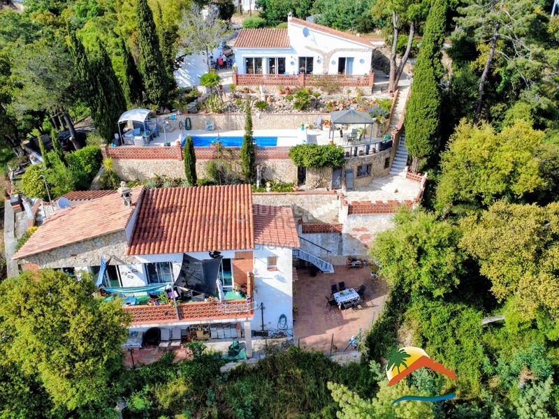 Foto b1a2fda6-3daa-4bf6-933a-91944a430a43. Casa amb xemeneia aparcament piscina a Lloret Blau - La Creu de Lloret Lloret de Mar