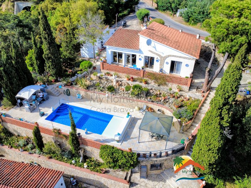 Foto c85224a1-eb24-4501-a68c-5f158c34bb9c. Casa amb xemeneia aparcament piscina a Lloret Blau - La Creu de Lloret Lloret de Mar