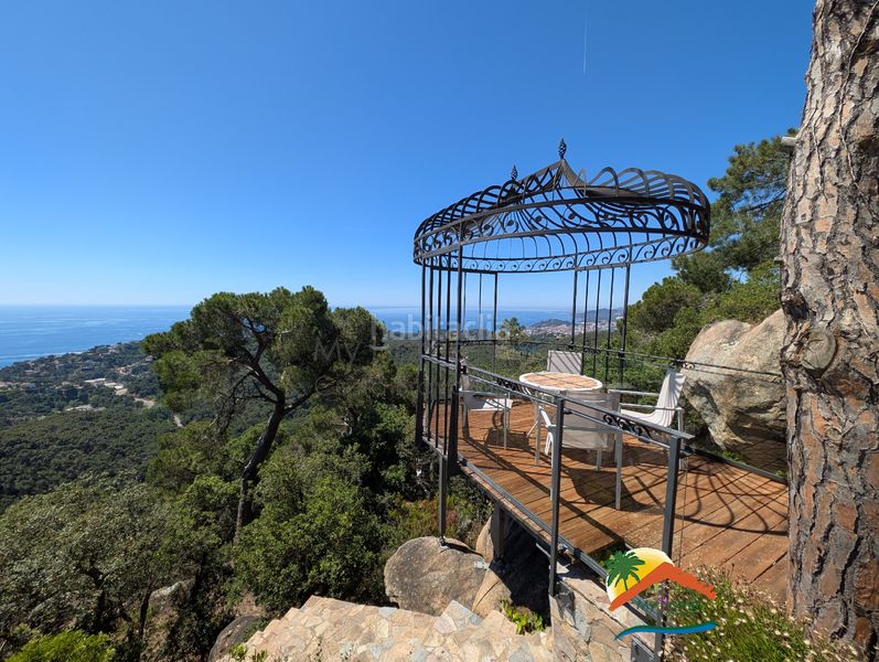 Foto 35e19e5b-0c84-4b41-bfb4-7ce2e02a17e8. Casa amb xemeneia calefacció aparcament piscina a Lloret de Mar