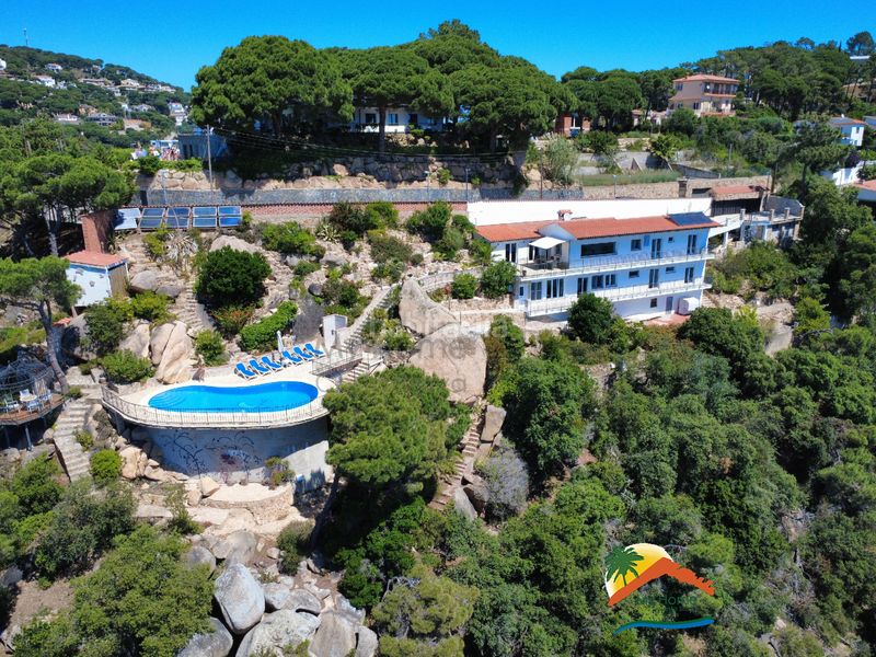 Foto 45af264a-99c0-4a89-a99d-dfbcc6f3dce3. Casa amb xemeneia calefacció aparcament piscina a Lloret de Mar