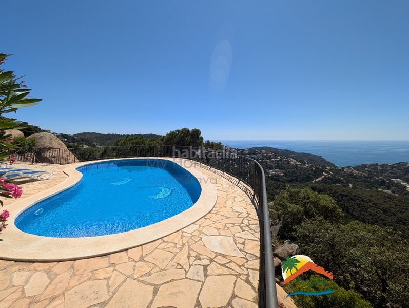 Foto 77f2c88a-4187-4ac9-8db1-557ae3afc91e. Casa amb xemeneia calefacció aparcament piscina a Lloret de Mar