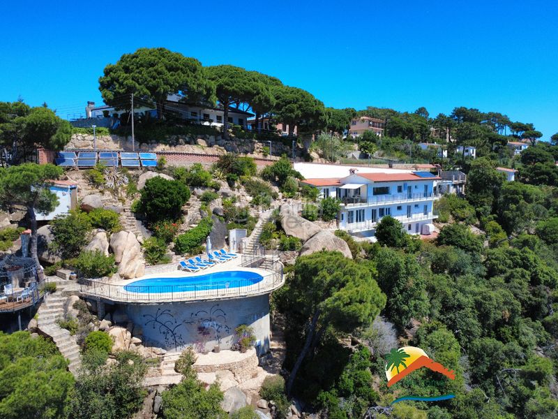 Foto 792e94c3-5862-4415-a49b-0025d95186bc. Casa amb xemeneia calefacció aparcament piscina a Lloret de Mar