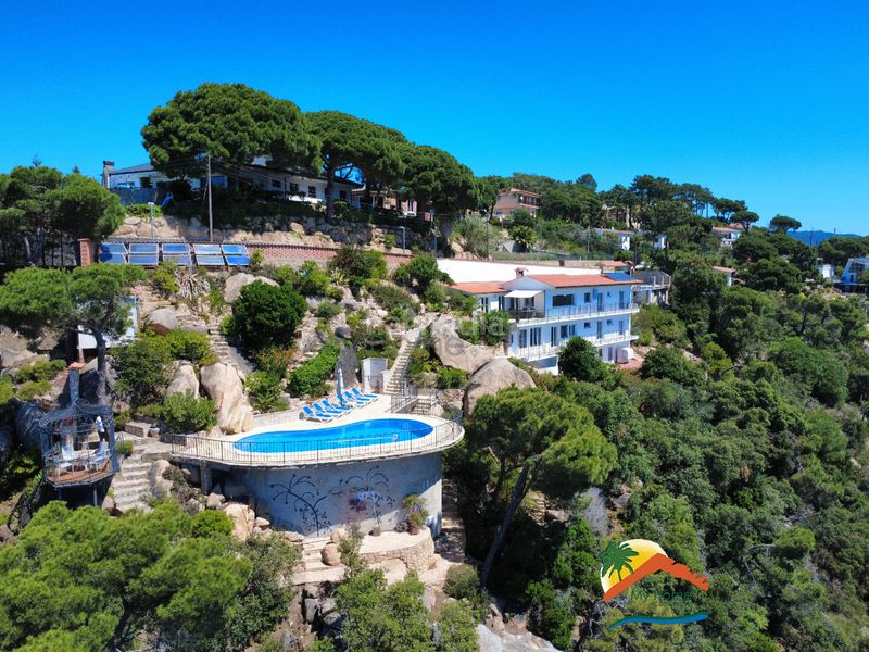 Foto d1c0c2ab-fe0d-4160-8c0b-2ac1edc698e1. Casa amb xemeneia calefacció aparcament piscina a Lloret de Mar