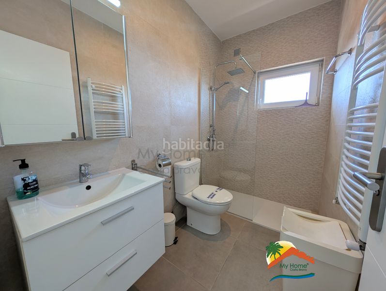 Foto f503bfb1-3e1e-49bf-93f9-8952639652ec. Casa amb xemeneia calefacció aparcament piscina a Lloret de Mar