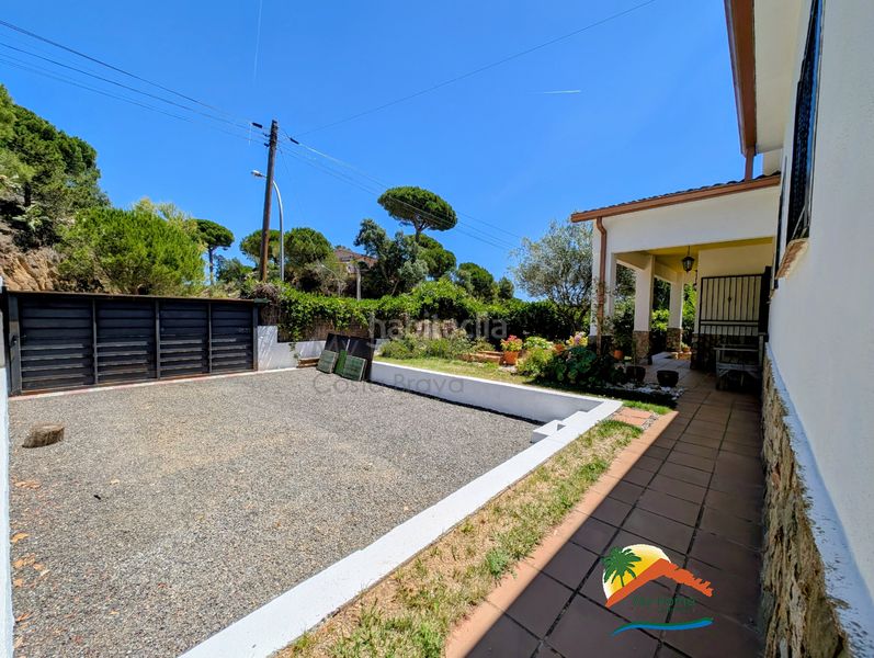 Foto 1eca1a3a-3d91-4b43-b3d7-442a9b61af56. Casa amb xemeneia calefacció aparcament piscina a Lloret de Mar