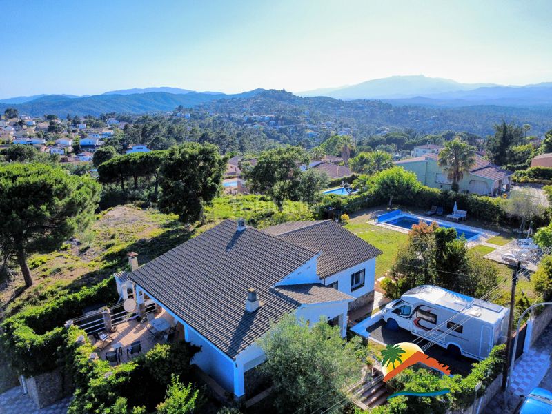 Foto cc068c0d-c4ac-4058-a4d7-d08fc9a7de19. Casa amb xemeneia calefacció aparcament piscina a Lloret de Mar