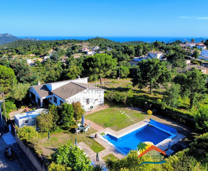 Foto d79790ff-aa88-42ba-9896-0b3734e4ed3f. Casa amb xemeneia calefacció aparcament piscina a Lloret de Mar