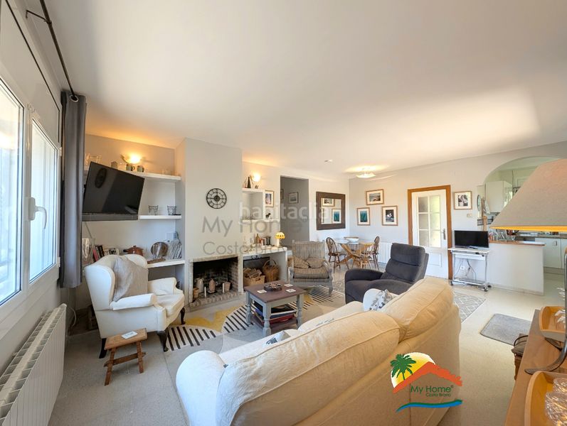 Foto d9839e8d-c2c9-49b8-a5dd-2d2de14e8398. Casa amb xemeneia calefacció aparcament piscina a Lloret de Mar