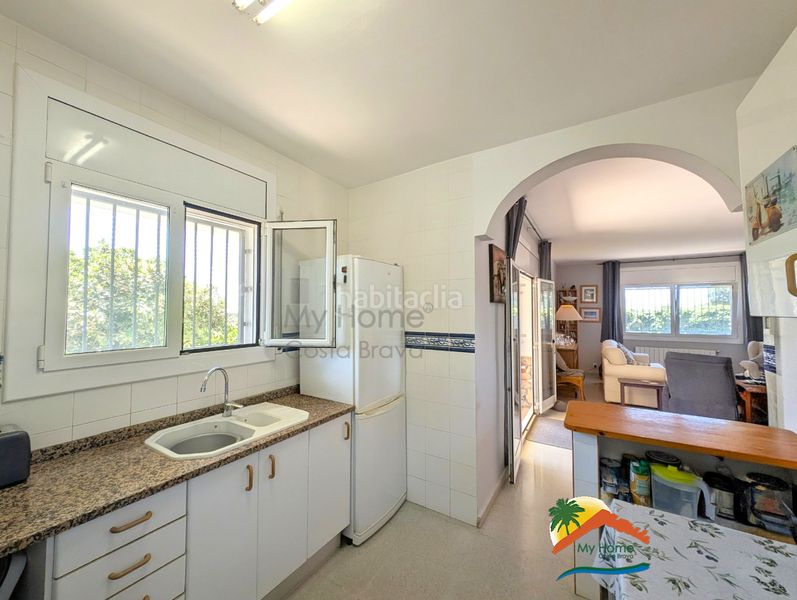 Foto e72c6ba8-837f-475e-a734-0d939bc3841c. Casa amb xemeneia calefacció aparcament piscina a Lloret de Mar
