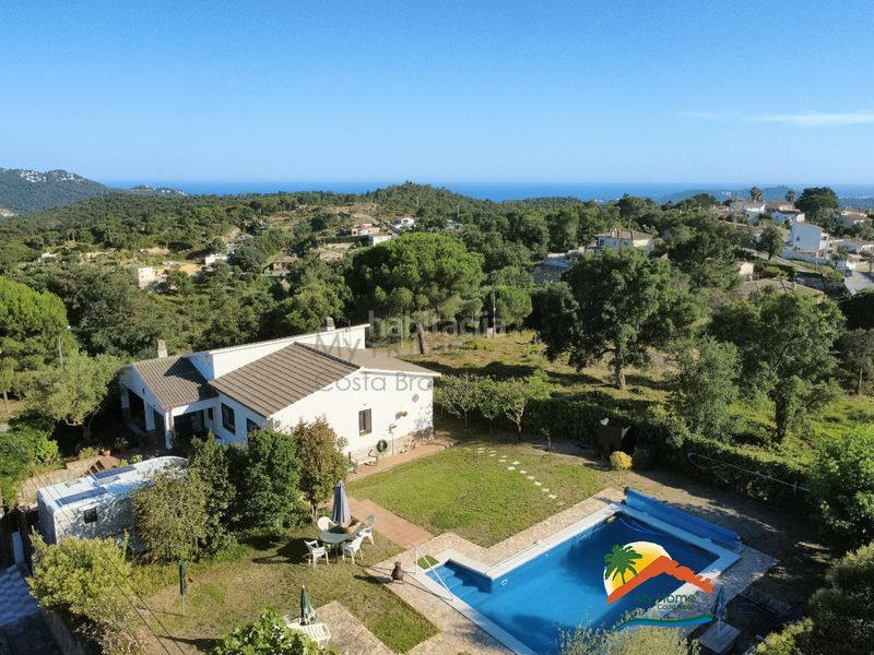 Foto eb99e27b-4fc3-4a1d-b67c-7c5cf30aeb28. Casa amb xemeneia calefacció aparcament piscina a Lloret de Mar
