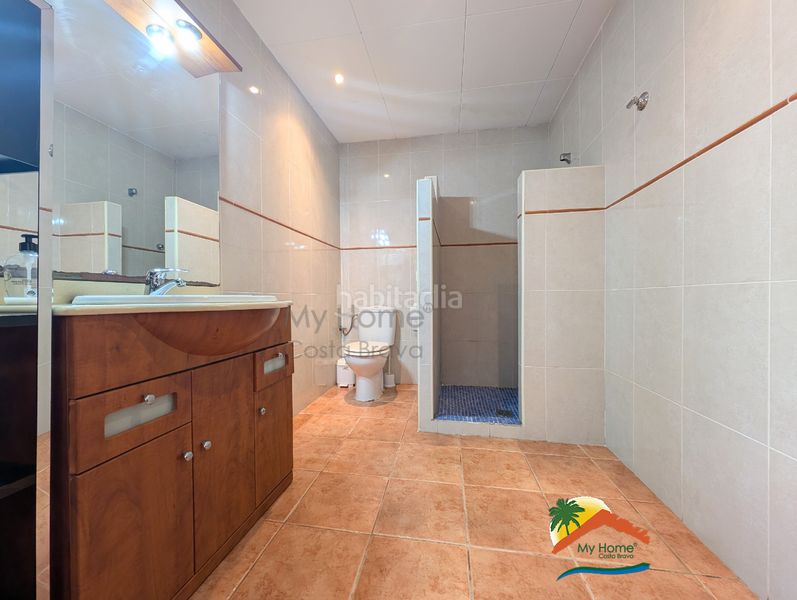 Foto 2be088b6-390b-49a2-9485-3477d1d50199. Casa amb xemeneia calefacció aparcament piscina a Lloret de Mar