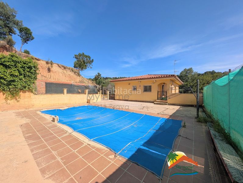 Foto 85ecee16-1f14-473f-8c49-d96e2a83661f. Casa amb xemeneia calefacció aparcament piscina a Lloret de Mar