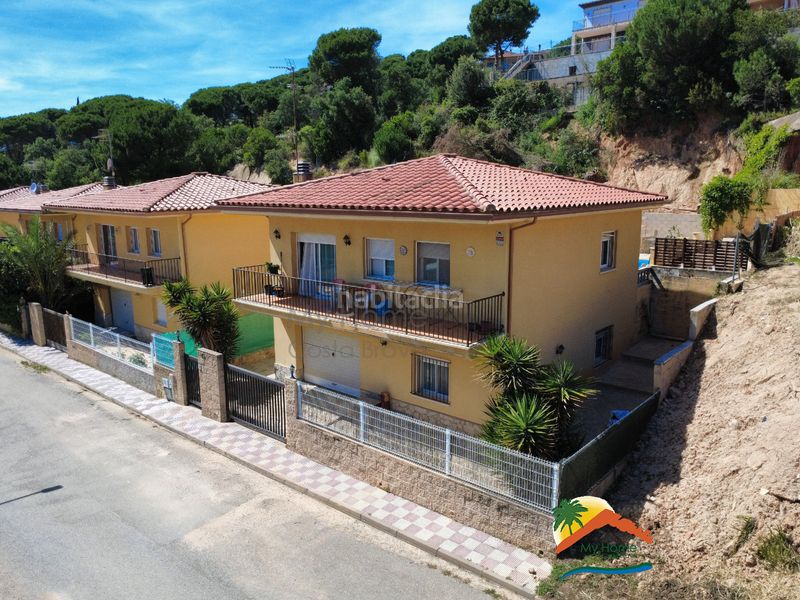 Foto 885fa2f1-9763-41d4-b7b4-cf74d9824c53. Casa amb xemeneia calefacció aparcament piscina a Lloret de Mar