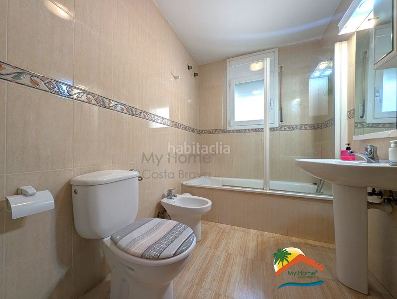 Foto 9bb03e20-6548-4b0d-9028-5d8e7e473d8f. Casa amb xemeneia calefacció aparcament piscina a Lloret de Mar