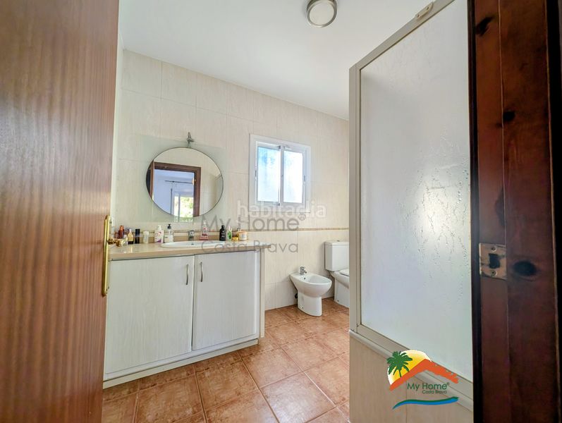 Foto 1dfb7e6d-60c5-4298-b4d0-8bb293ea9b84. Casa amb calefacció aparcament piscina a Canyelles Lloret de Mar