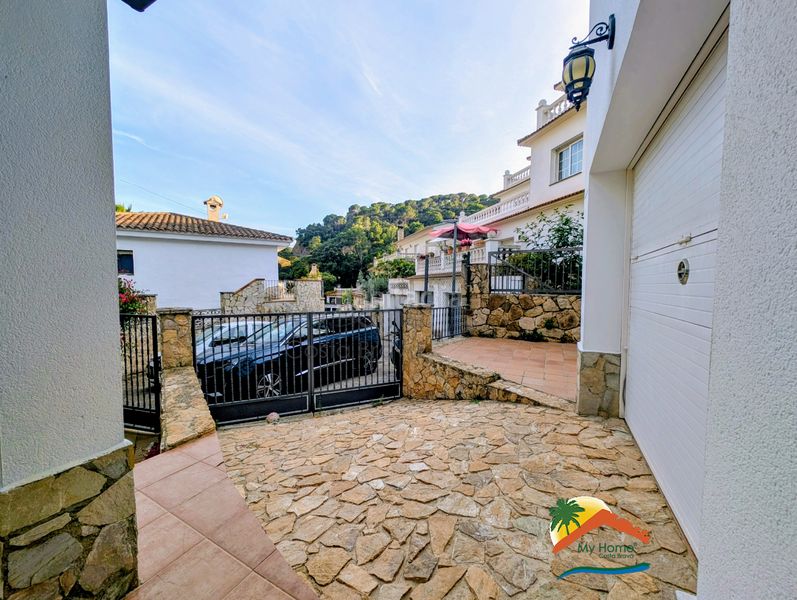 Foto 233811f4-a11c-4e03-9fad-ba2415eb1795. Casa amb calefacció aparcament piscina a Canyelles Lloret de Mar