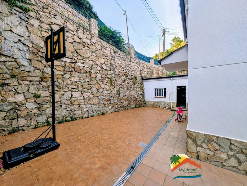 Foto 34a2f5ba-f2d6-4ddf-9ac0-4a7b96a9e952. Casa amb calefacció aparcament piscina a Canyelles Lloret de Mar