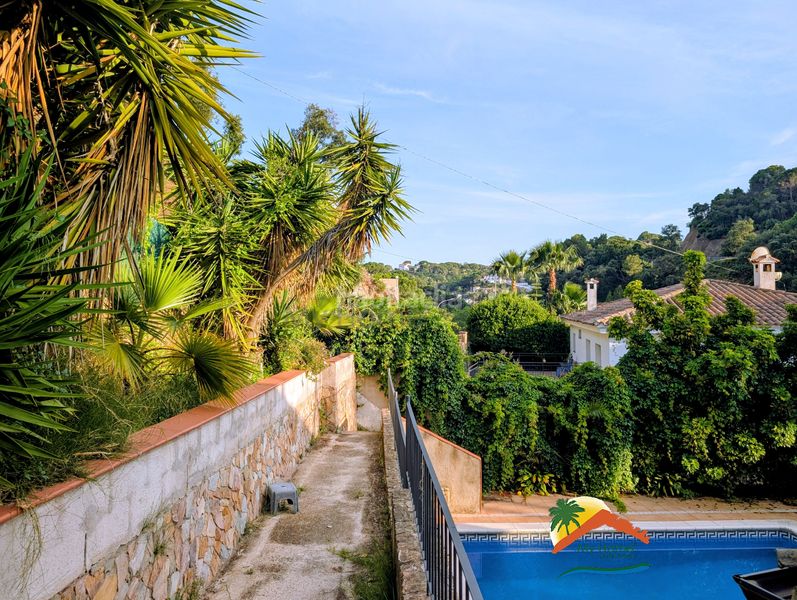 Foto 43d849bf-e554-42d0-9bdd-022151389df2. Casa amb calefacció aparcament piscina a Canyelles Lloret de Mar
