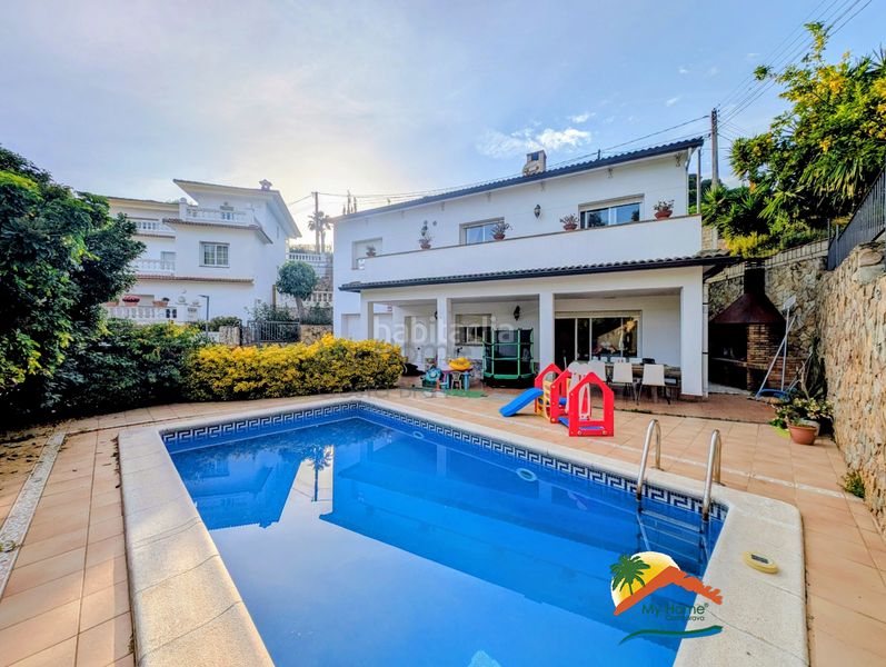 Foto 81ab3f20-fbd5-4718-831e-a64e811d3930. Casa amb calefacció aparcament piscina a Canyelles Lloret de Mar